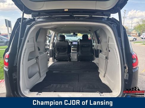 Used 2023 Chrysler Pacifica Touring-L FWD image 16