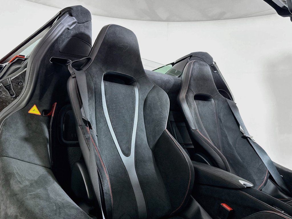 Used 2026 McLaren 750S Spider RWD image 17
