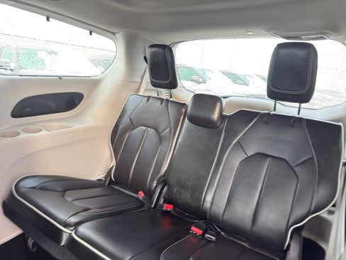 Used 2024 Chrysler Pacifica Limited image 34