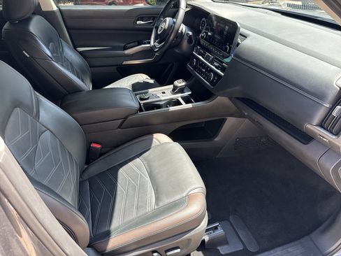 Used 2024 Nissan Pathfinder Platinum AWD/4WD image 13