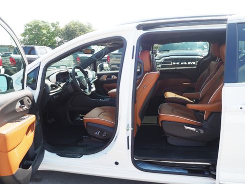 New 2026 Chrysler Pacifica Pinnacle image 12