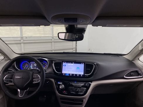 Used 2024 Chrysler Pacifica Touring-L image 12