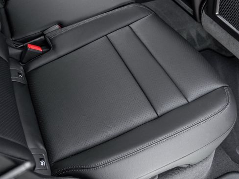 Certified 2025 Porsche Cayenne image 34