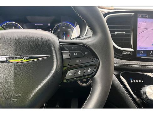 Certified 2025 Chrysler Pacifica Limited FWD image 12