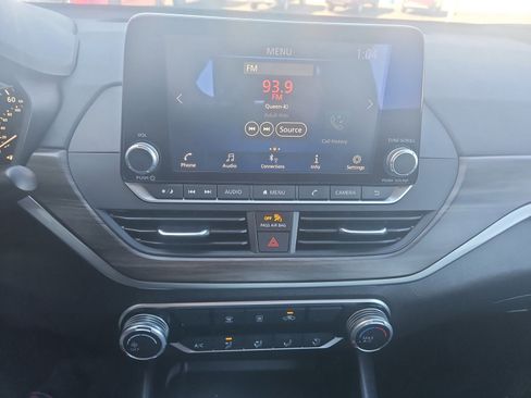 Used 2024 Nissan Altima 2.5 SV image 9