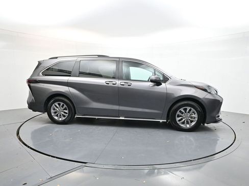 Used 2024 Toyota Sienna XLE image 8