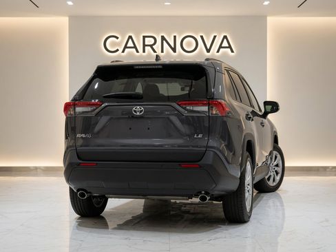 Used 2021 Toyota RAV4 LE FWD image 5
