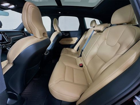 Used 2023 Volvo XC60 B5 Ultimate w/ Climate Package image 4