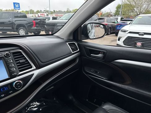 Used 2017 Toyota Highlander XLE AWD/4WD image 30