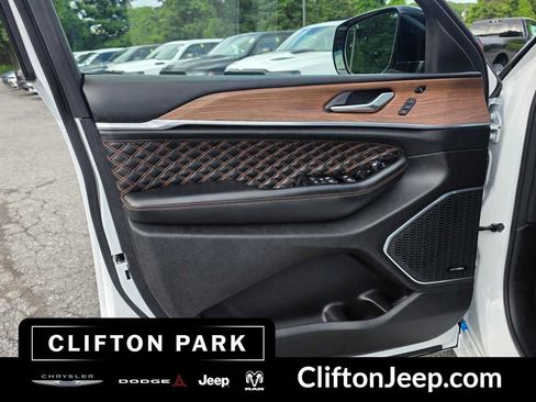 Used 2023 Jeep Grand Cherokee Summit AWD/4WD image 9