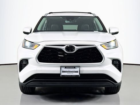 Used 2023 Toyota Highlander XLE AWD/4WD image 3