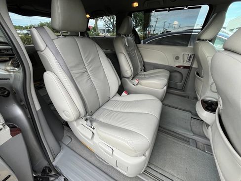 Used 2011 Toyota Sienna XLE w/ Premium Pkg AWD/4WD image 8
