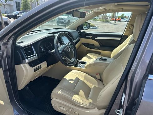 Used 2019 Toyota Highlander XLE FWD image 12