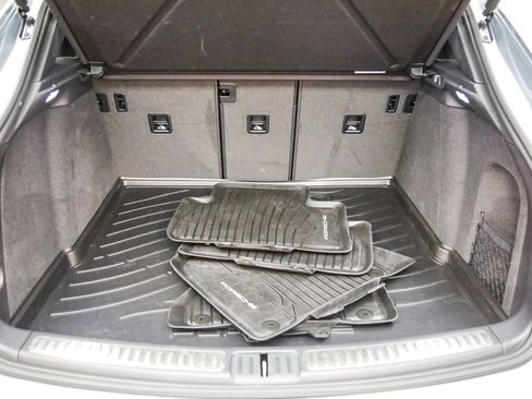 Certified 2025 Porsche Macan AWD/4WD image 32
