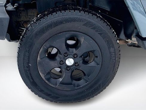 Used 2015 Jeep Wrangler Unlimited Sahara w/ Connectivity Group image 28