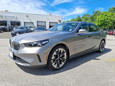 Used 2025 BMW 530i xDrive w/ Premium Package AWD/4WD image 3