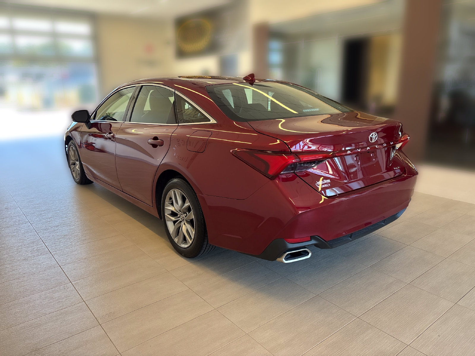 Used 2022 Toyota Avalon XLE FWD image 3