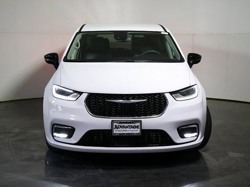 Used 2024 Chrysler Pacifica Select image 9