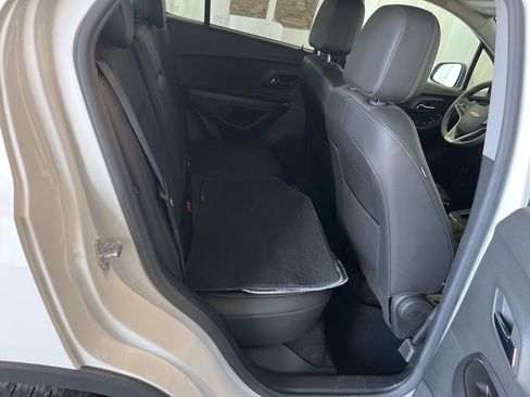 Used 2022 Chevrolet Trax LT w/ LT Convenience Package image 20