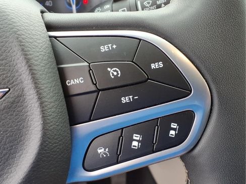 Used 2023 Chrysler Pacifica Touring-L FWD image 13