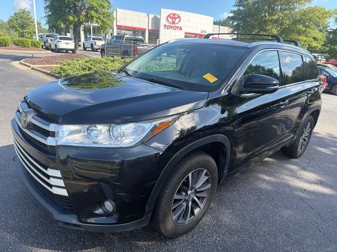 Used 2017 Toyota Highlander XLE FWD image 1