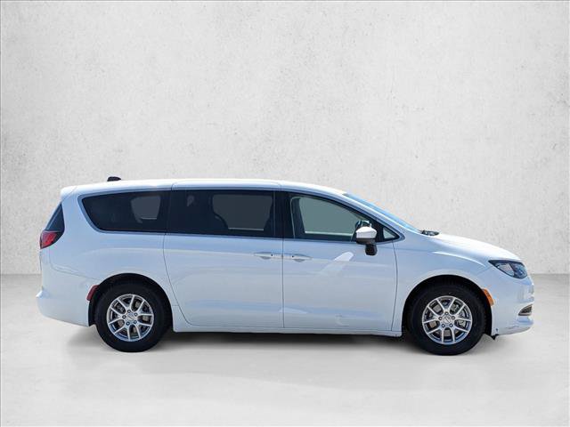 Used 2023 Chrysler Voyager LX FWD image 4