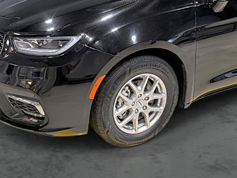 Used 2024 Chrysler Pacifica Touring-L FWD image 9