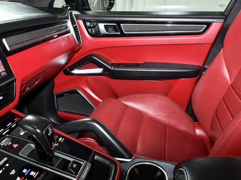 Used 2021 Porsche Cayenne Turbo w/ Assistance Package image 45