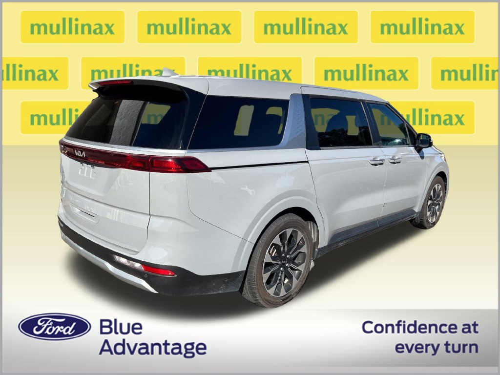 Used 2024 Kia Carnival EX FWD image 2