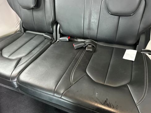 Used 2024 Chrysler Pacifica Touring-L image 15