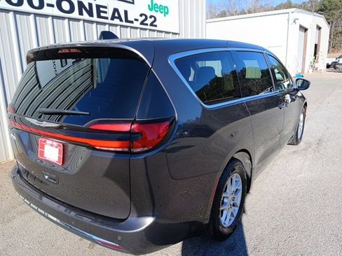 Used 2023 Chrysler Pacifica Touring-L image 3