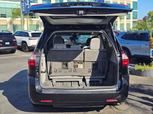 Used 2018 Toyota Sienna LE w/ Carpet Mat Package FWD image 7