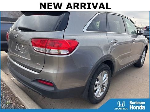 Used 2018 Kia Sorento L image 4