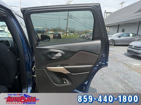 Used 2018 Jeep Cherokee Latitude w/ Cold Weather Group image 26