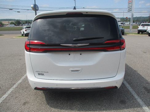Used 2023 Chrysler Pacifica Touring-L FWD image 19