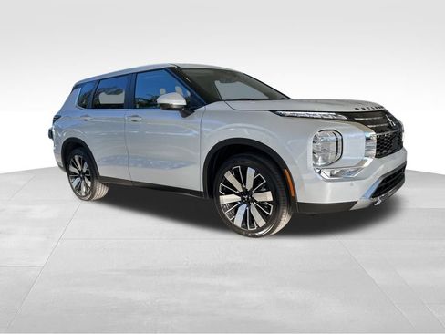 New 2026 Mitsubishi Outlander SE image 2