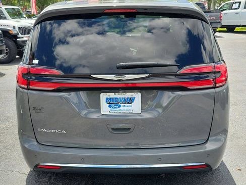 Used 2025 Chrysler Pacifica Select FWD image 5