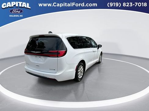 Used 2024 Chrysler Pacifica Touring-L FWD image 8