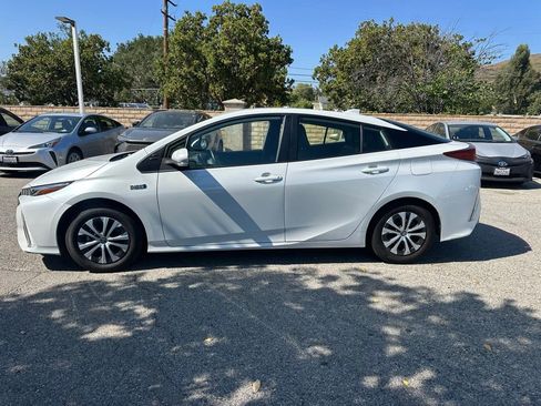 Used 2022 Toyota Prius Prime XLE FWD image 2