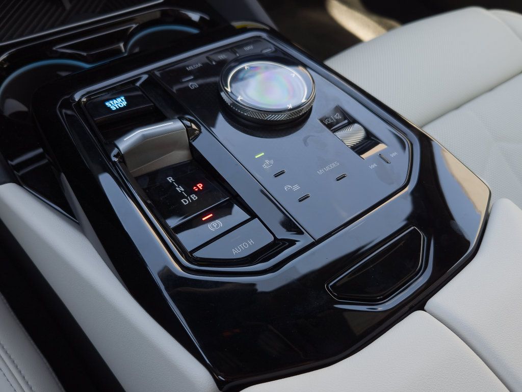 New 2027 BMW i5 xDrive40 AWD/4WD image 10