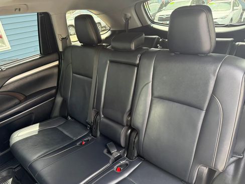 Used 2019 Toyota Highlander XLE AWD/4WD image 32