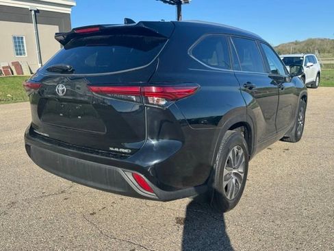 Used 2023 Toyota Highlander XLE AWD/4WD image 14