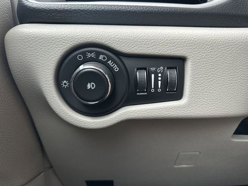 Used 2023 Chrysler Pacifica Touring-L FWD image 24