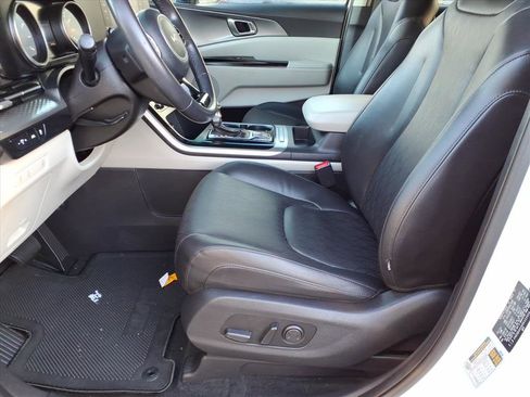 Used 2024 Kia Carnival LX image 23