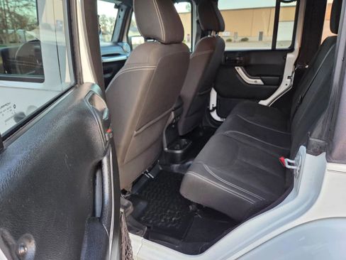 Used 2017 Jeep Wrangler Unlimited Sahara w/ Connectivity Group image 15