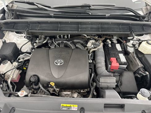 Used 2021 Toyota Highlander XLE AWD/4WD image 10
