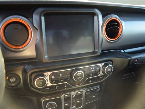 Used 2022 Jeep Gladiator Mojave w/ Cold Weather Group image 14