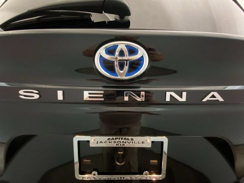 Used 2023 Toyota Sienna Platinum FWD image 28
