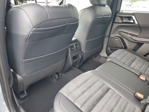 New 2025 Mitsubishi Outlander SE image 22