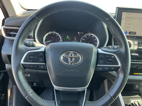 Used 2023 Toyota Highlander XLE FWD image 12